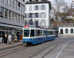 Linie 15 Wagennummer 2002  Seebach  beim Bahnhof Stadelhofen.