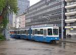 Linie 9 Wagennummer 2033 beim Bahnhof Wiedikon.