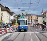 Linie 3 Wagennummer 2011  Örlikon  an der Haltestelle Hölderlinstrasse.