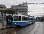 Linie 7 Wagennummer 2002  Seebach  an der Endhaltestelle Bahnhof Stettbach.