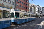 Tram 2000 Wagennummer 2030 hinten (Vorne 2056) auf der Linie 11 aber fälschlicherweise als  E  vorne beschriftet bei der Haltestelle Kronenstrasse.