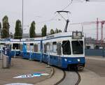 Das Impftram, Wagennummer 2043, beim Hallenstadion.