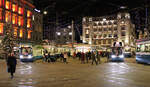 Viel Verkehr bei der Station Paradeplatz, die sich in der Vorweihnachtszeit sehr farbig präsentiert. Zürich, 15.12.2023