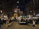 Tram Linie 6 Richtung Zoo an der Haltestelle Bahnhofstrasse/HB. Im Hintergrund das Bahnhofgebäude des Hauptbahnhofs Zürich. Zürich, 15.12.2023