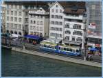 Ein Tram 2000 fhrt auf dem Limmatquai Richtung Bellevue.