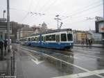 Per Zufall ist derzeit auf der Linie 7 eine Tram 2000 Dotra im Einsatz, wo beide Fahrzeuge die gleiche Werbung haben.