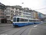 Nein, dieses Bild ist nicht schief, denn die Trams, die durchs Limmatquai fahren mssen vor dem Central eine Steigung hochfahren, so auch der Pony-Zug Be 4/6 Nr.2092+2417 am 17.12.09