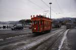 Das Mrlitram durchfhrt am 19.12.10 die Station Brkliplatz.