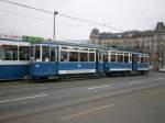 Am 5.Dezember 2004 berquert ein altes Zrich-Tram (1350  Elefant  mit Anhnger 645) die Quaibrcke als Rundfahrtkurs.