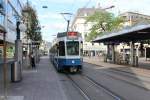 Zürich VBZ: Ein Zug der Tramlinie 2 (SWP/SIG/BBC Be 4/6 2071) erreicht am Vormittag des 13.