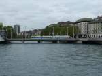 Straßenbahn auf dem Wasser - die die Stadt durchquerende Limmat ist umgeben von angenehmen Flanierstrecken.