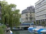 Auf der Schiene und zu Wasser - eine Impression vom Schanzengraben in Zürich.