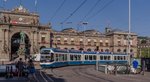 Be 5/6 Cobra 3018 biegt vom Bahnhofsplatz auf die Bahnhofstraße.