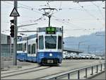 Die neue Tramlinie 8 quert in Nordrichtung bei der Haltestelle Hardbrücke die Fahrbahn. Be 4/6 Sänfte 2121. (12.04.2019)