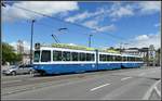 Tram 2000 Be 4/6 2091 und Pony Be 2/4 2417 auf der Quaibrücke in Zürich.