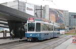 VBZ Nr. 2005 ''Industriequartier'' (Be 4/6 ''Tram 2000'') am 2.12.2019 beim Flughafen Zürich. Aufgrund des Fahrzeugmangels bei der VBZ kommen vereinzelt auch Tram 2000 auf die Glattalbahn