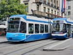 Zwei Cobra-Straßenbahnen auf der Linie 11 am Paradeplatz in Zürich.