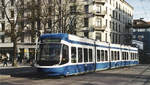 Be 5/6 3004 beim Opernhaus im März 2002. Dies ist ein Fahrzeug der Nullserie, erkennbar  an den gegenüber der Hauptserie schmaleren weissen Streifen in Front- und Heckpartie (gescanntes Foto).