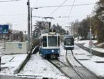 Linie 7 Wagennummer 2018 fährt aus dem Schwamendingertunnel in die Haltestelle Milchbuck ein. Datum: 1. 12. 2020