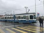 Linie 11 Wagennummer 2012  Wiedikon  auf der Quaibrücke. Datum: 24. 12. 2020