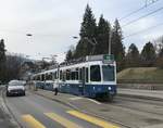 Linie 11 Wagennummer 2037 „Oberstrass“ an der Haltestelle Friedhof Enzenbühl.