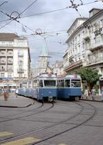 Zürich VBZ Tramlinie 2 (SIG/MFO/SAAS-Be 4/6 1618, Bj. 1966) / Tramlinie 2 (SWS/BBC/SAAS-Be 4/6 1723, Bj. 1969) Paradeplatz am 26. Juli 1993. - Scan eines Farbnegativs. Film: Kodak Gold 200-3. Kamera: Minolta XG-1.