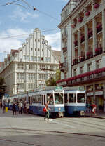 Zürich VBZ am 26. Juli 1993: Noch einmal mit der Tramlinie 11 zurück zum Paradeplatz - diesmal treffen sich hier zwei Züge dieser Linie, Be 4/6 2030 (SWS/BBC 1977) in Richtung Rehalp und ein Zug mit Be 4/6 2041 (SWS/BBC 1977) als zweitem Motorwagen in Richtung Bahnhof Oerlikon. Von dieser Haltestelle ist es sehr leicht, in andere Tramlinien umzusteigen oder an die vielen Geschäfte usw. in der Altstadt heranzukommen. - Scan eines Farbnegativs. Film: Kodak Gold 200-3. Kamera: Minolta XG-1.