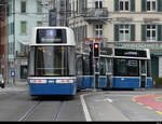 VBZ - Nachschuss des Tram Be 6/8  4008 unterwegs auf der Linie 4 in Zürich am 12.09.2021 *** Standort des Fotografen auf einem Zebrastreifen ( Fussgänger Überquerung der Strasse )