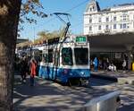 Linie 11 Wagennummer 2002  Seebach  beim Bellevue. Das Wappen auf der rechten Seite wurde endlich nach einigen Wochen wieder angebracht. Datum: 18. 10. 2021