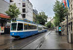 Be 4/8 2121 (Tram 2000) steuert in der Bahnhofstrasse von Zürich (CH) die Haltestelle Rennweg an.

🧰 Verkehrsbetriebe Zürich (VBZ)
🚋 Linie 7 Wollishoferplatz–Bahnhof Stettbach
🕓 1.8.2023 | 13:12 Uhr