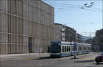 Die Tram am Kunsthaus Zürich -     Cobra 3033 der Linie 3 nach Abisrieden an der Haltestelle Kunsthaus.