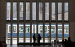 Tram am Kunsthaus Zürich -     Ausblick von der Halle des Erweiterungsbaues des Kunsthauses Zürich hinaus zur Straßenbahnhaltestelle mit einer Cobra-Tram.