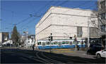 Tram am Züricher Kunsthaus -     Neben dem Erweiterungsbau des Kunsthauses fährt das Tram 2000 der Linie 5 zur Kirche Fluntern durch die Rämistraße.