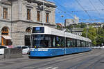 Be 6/8 Flexity 4023, auf der Linie 14, fährt am 22.08.2024 zur Haltestelle beim Bahnhofplatz in Zürich.