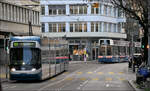 Abendlicher Tramverkehr in Zürich -     Begegnung Tram 3045 mit Flexity 4002 in der Bleicherstraße.