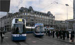 Abendlicher Tramverkehr in Zürich -     Flexity 4013 begegnet bei der Einfahrt in die Haltestelle Bahnhofsquai/HB Cobra 3048, die nach Albisgütli unterwegs ist.