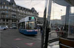Abendlicher Tramverkehr in Zürich -     Flexity 4056 nach Rehalb und Flexity 4056 nach Seebach begegneten sich hier am Abzweig vom Bahnhofsplatz zur Haltestelle Bahnhofsgquai/HB.