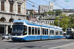 Be 5/6 Cobra 3038, auf der Linie 6, fährt am 22.08.2024 zur Haltestelle beim Bahnhofplatz in Zürich.