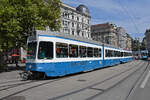 Doppeltraktion, mit dem Be 4/6 2096 und dem Be 2/4 2424, auf der Linie 5, bedient am 22.08.2024 die Haltestelle Bellevue. Aufnahme Zürich.