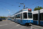 Doppeltraktion mit dem Be 4/8 2121 und dem Be 2/4 2432, auf der Linie 2, f�hrt am 11.07.2025 bei der Haltestelle Bellevue ein. Aufnahme Z�rich.