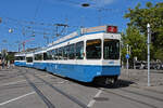 Doppeltraktion, mit dem Be 4/8 2117 und dem Be 2/4 2426, auf der Linie 2, verl�sst am 22.08.2024 die Haltestelle Bellevue. Aufnahme Z�rich.