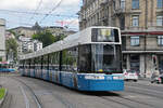 Be 6/8 Flexity 4046, auf der Linie 13, f�hrt am 11.07.2025 zur Haltestelle beim Bahnhofplatz in Z�rich.
