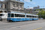Doppeltraktion, mit dem Be 4/6 2072 und dem Be 2/4 2420, auf der Linie 7, f�hrt am 11.07.2025 zur Haltestelle beim Bahnhofplatz in Z�rich.