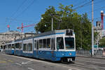 Doppeltraktion, mit dem Be 4/8 2102 und dem Be 2/4 2425, auf der Linie 7, �berquert am 24.07.2026 die Bahnhofbr�cke in Z�rich.