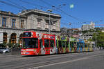 Be 6/8 Flexity 4005 mit der Werbung f�r die Glace ectr�me, auf der Linie 4, f�hrt am 24.07.2026 zur Haltestelle beim Bahnhofplatz in Z�rich.