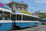 Be 2/4 2429, auf der Linie 7, f�hrt am 11.07.2025 als Zweitwagen zur Haltestelle beim Bahnhofplatz in Z�rich.