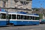 Be 2/4 2427, auf der Linie 7, f�hrt am 24.07.2026 als Zweitwagen zur Haltestelle beim Bahnhofplatz in Z�rich.