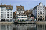 . Irgendwie gut getarnt -

...fährt ein Cobra-Tram an den Häusern am Limmat-Quai entlang. Die Fenster der Tram passen gut zu den Fenster der Gebäude. 

09.03.2008 (M)