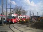 Nr. 1687 ''Coca-Cola'' und 1712 ''Coca-Cola Zero'' am 4.4.08 beim Bahnhof Tiefenbrunnen. Diese zwei Trams erhielten diesen Anstrich im Hinblick auf die EM08. Die hintere blinde Kuh, die 1712 wird danach wahrscheinlich abgeborchen. 