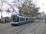 Cobra 3043 biegt vor den Kulissen des Zirkus Knie in den Bahnhof Stadelhofen am 24.4.08 ein.